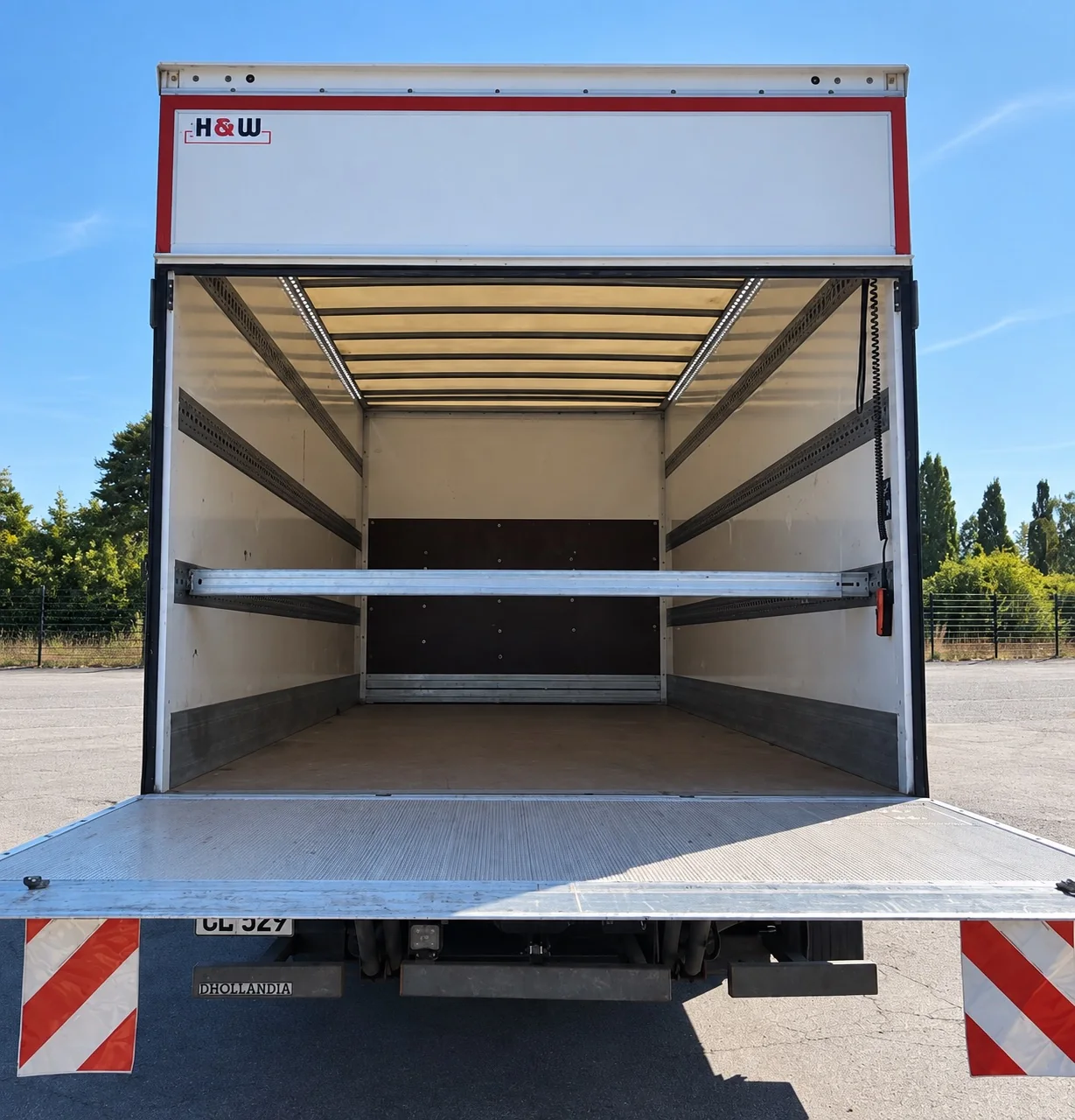 Intérieur du camion 36 m³ avec hayon élévateur Bulbul Group