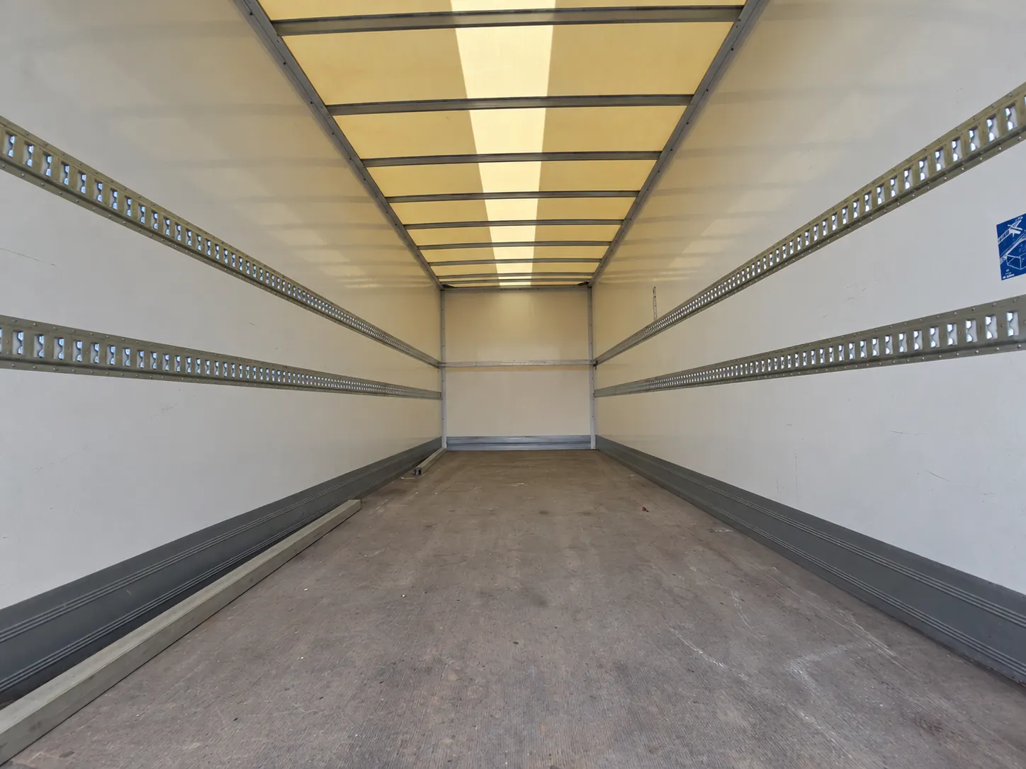 Laadruimte van de Iveco 18T 42 m³ (6,17 × 2,50 × 2,68 m)