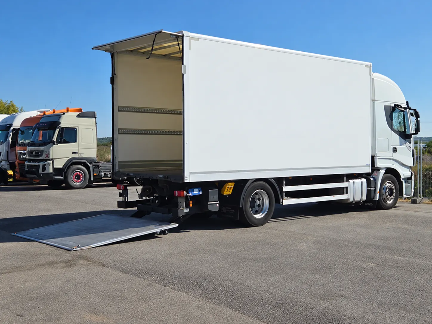 Iveco 18T 42 m³, open laadbak en laadklep 1 500 kg