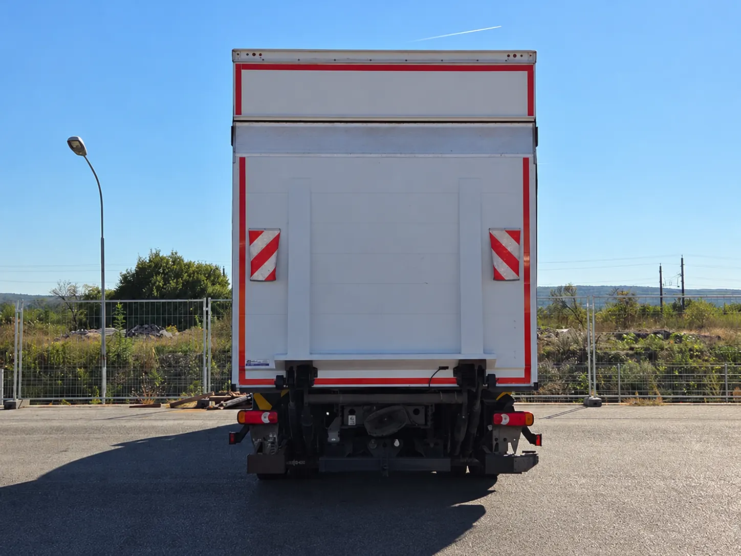 Iveco 18T 42 m³ van Bulbul Group, achteraanzicht