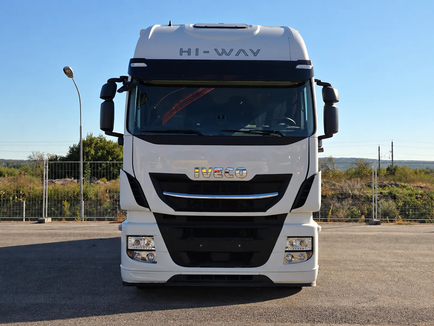 Iveco 18T 42 m³ van Bulbul Group, vooraanzicht