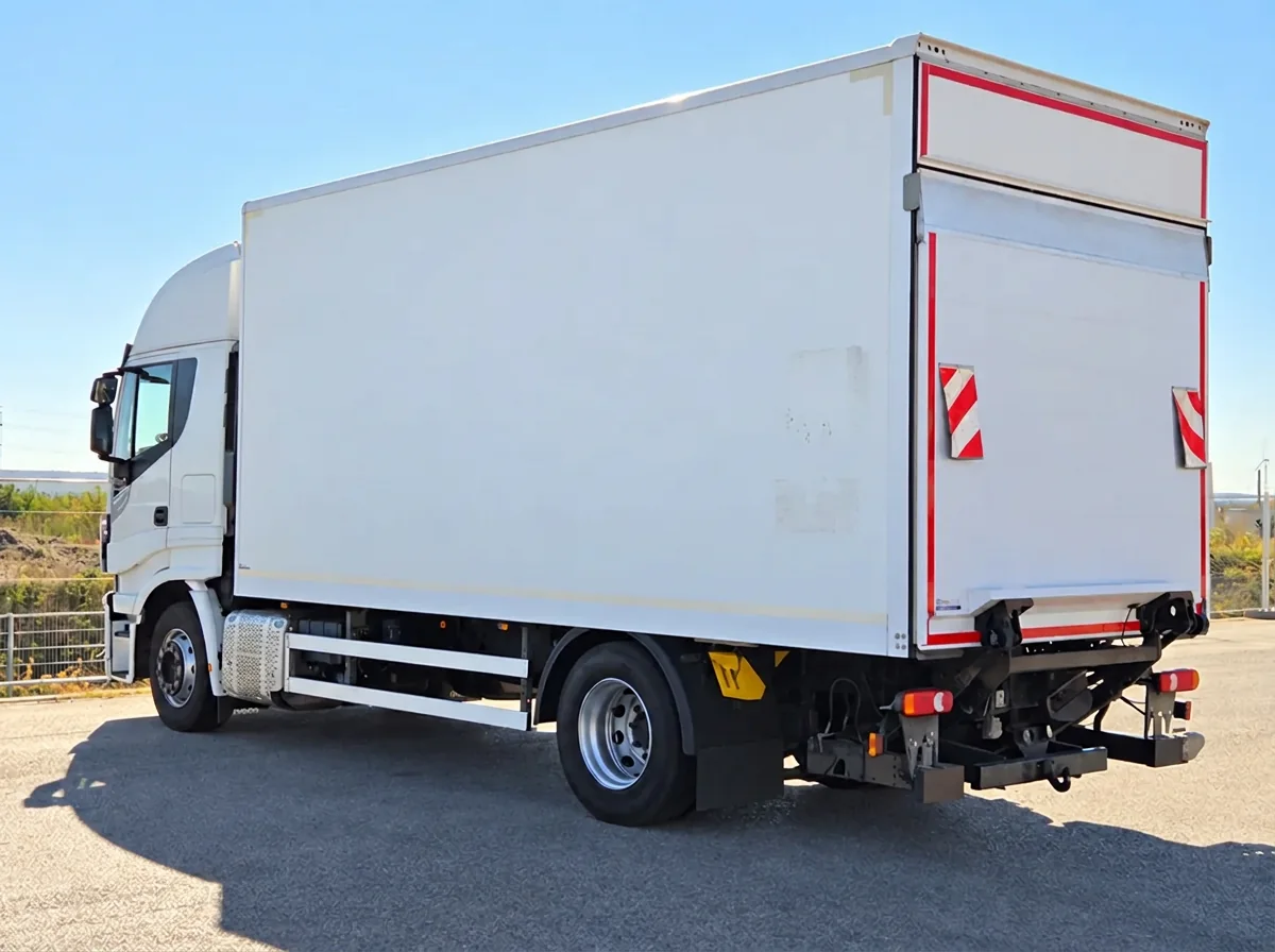 Iveco 18T 42 m³ van Bulbul Group, zijaanzicht
