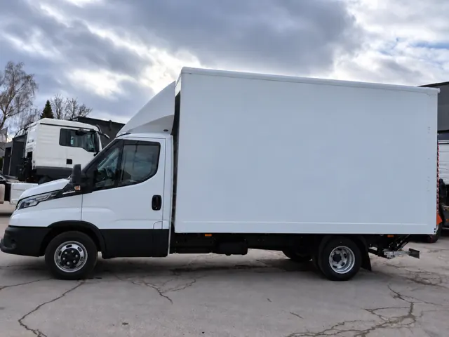 Iveco-bestelwagen 20 m³ met laadbak, zijaanzicht