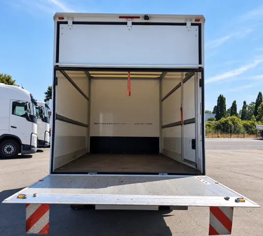 Open laadbak van de Iveco 20 m³ met neergelaten laadklep