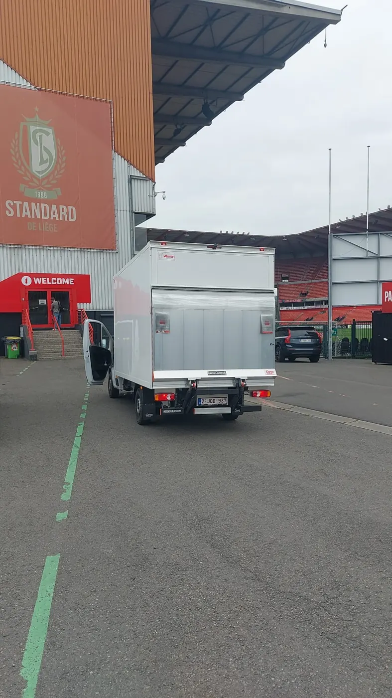 Bestelwagen Opel Movano 2026 kast en laadklep van Bulbul Group SRL bij het Standard van Luik