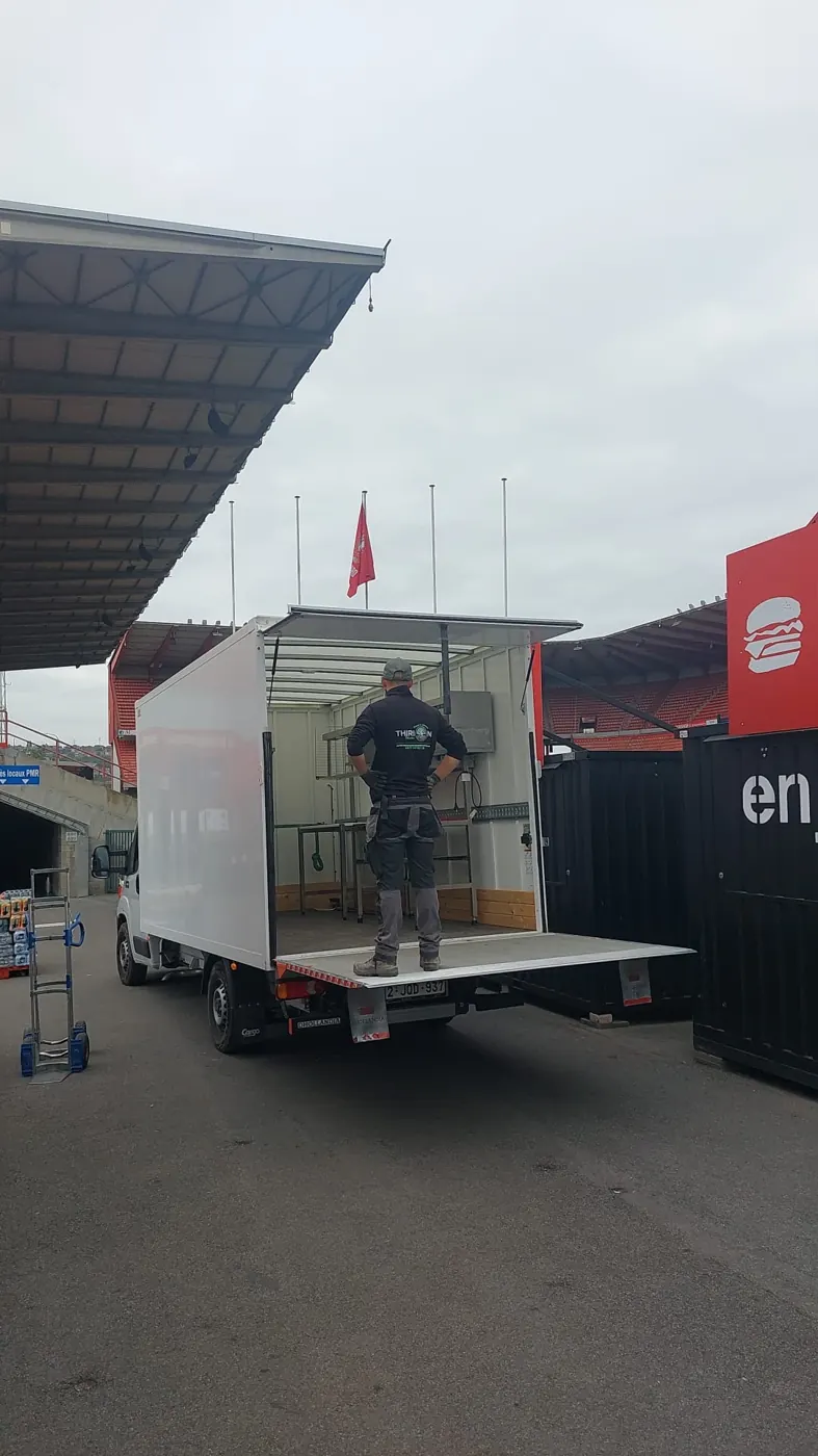 Opel Movano 2026 met laadklep van Bulbul Group SRL tijdens levering in Luik